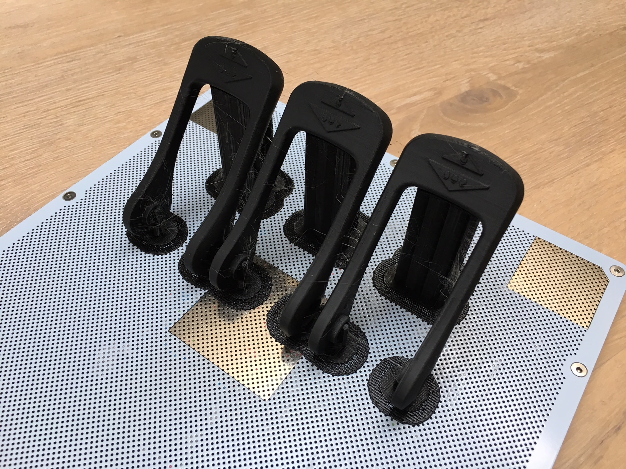 3D printede håndgreb i ABS plast vist på 3D printerens byggeplade